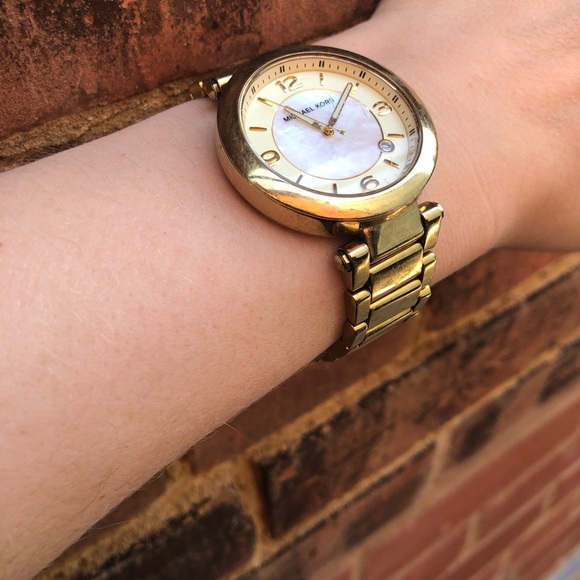 Michael Kors well used gold pearl watch - Picture 9 of 9